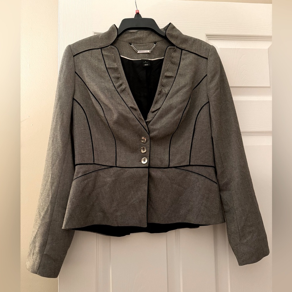 🩶 Fitted Blazer with Buttons & Piping